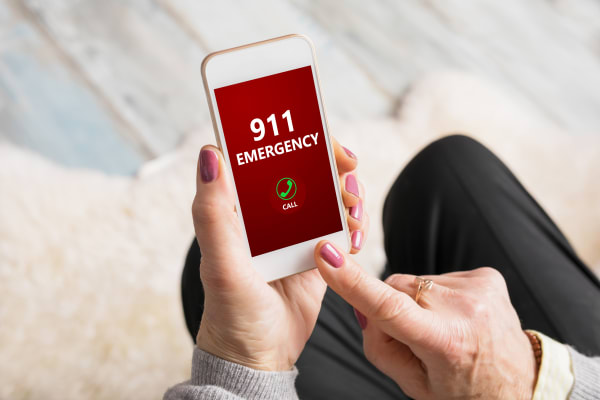 person dialing 911 on mobile device.