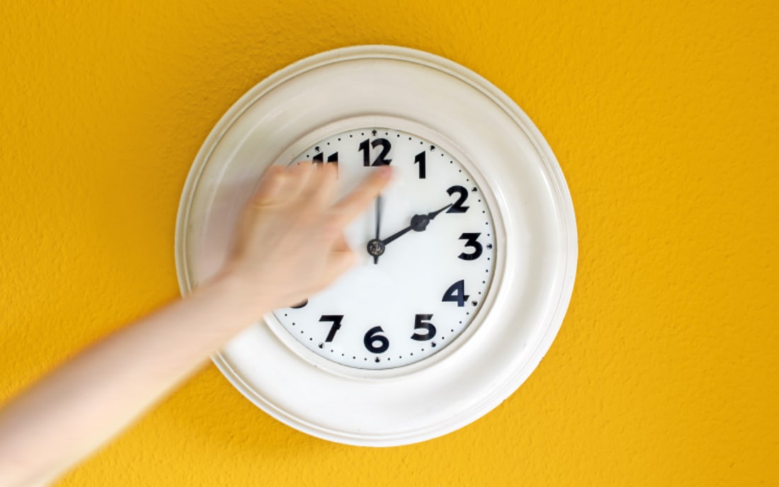 hand changing time on wall clock